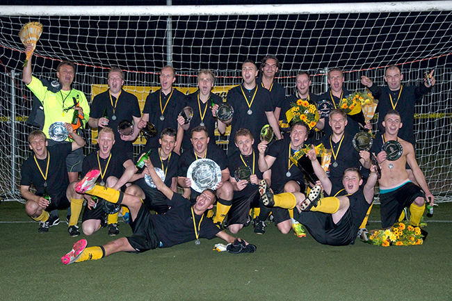 Rijnsburgse Boys 15 speelde op de eigen Middelmors hun kampioenswedstrijd tegen Quick Boys 21 . Voor bijna 150 man stonden de uien bij de rust met 3-0 voor door 2 kopballen van aanvoerder Tim en een schitterende volley van Mike. Na de rust denderde het 15de door en scoorden Thijs (1x), Tim (1x), Eric (1x), Dennis Jan (1x) en Mike (3x) de overige 7 doelpunten. Quick Boys scoorde nog uit een strafschop en een corner.