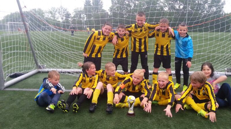 Op dinsdag 27 mei werden de jongens van Rijnsburgse Boys E12 kampioen door een klinkende 3-2 overwinning op Foreholte.