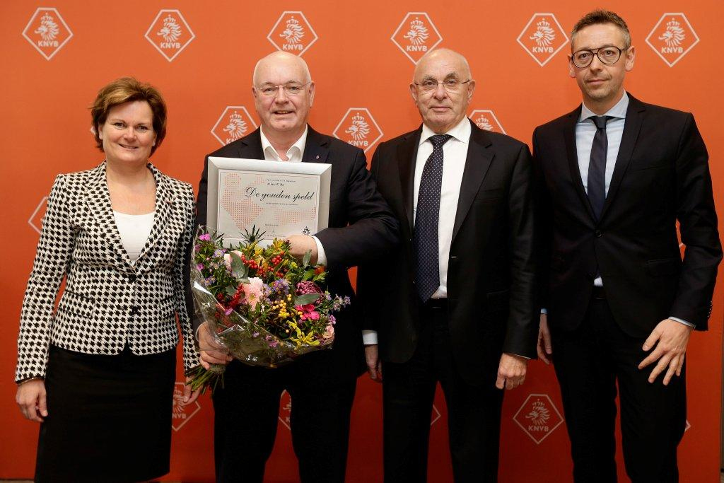 Op de foto (vlnr): Mevrouw Bibi de Vries, waarnemend voorzitter Raad van Toezicht amateurvoetbal, Ed Bos, Michael van Praag en Jan Dirk van der Zee, directeur amateurvoetbal