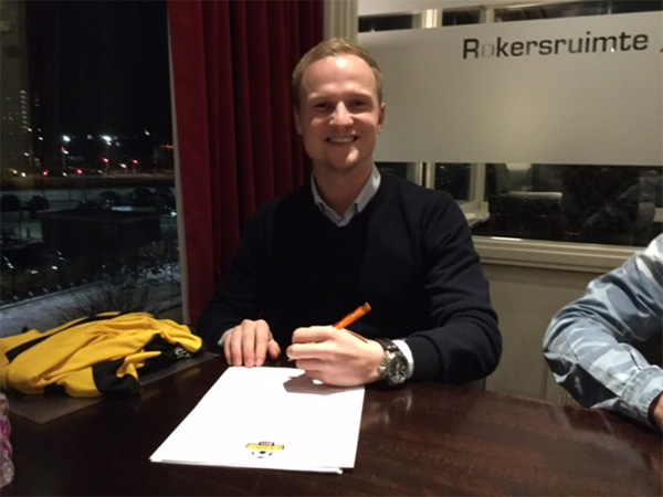 Hidde Prijs tekent zijn contract
